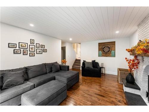 847 Purcell Crescent, Kingston, ON - Indoor Photo Showing Living Room