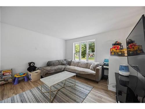 223 Guthrie Drive, Kingston, ON - Indoor Photo Showing Living Room