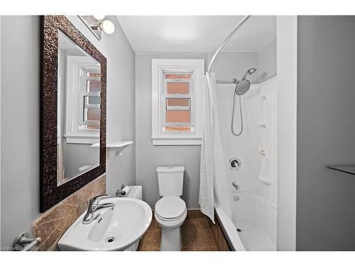 225 Regent Street, Kingston, ON - Indoor Photo Showing Bathroom