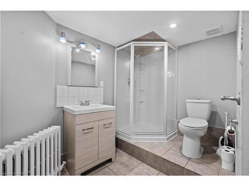 225 Regent Street, Kingston, ON - Indoor Photo Showing Bathroom