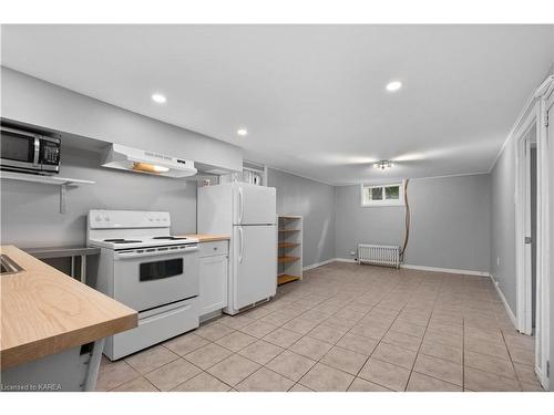 225 Regent Street, Kingston, ON - Indoor Photo Showing Kitchen