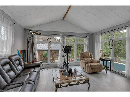 2503 Perth Road, Kingston, ON - Indoor Photo Showing Living Room