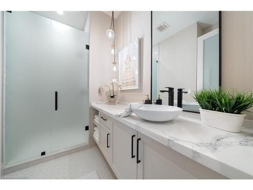 145 Parkside Drive, Brantford, ON - Indoor Photo Showing Bathroom