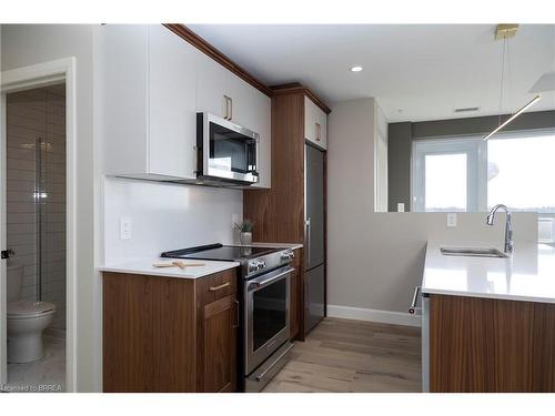 504-34 Norman Street, Brantford, ON - Indoor Photo Showing Kitchen With Upgraded Kitchen