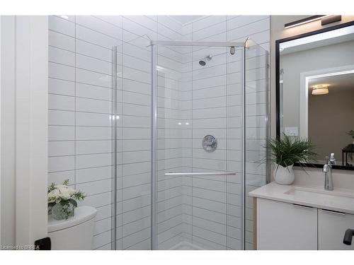 504-34 Norman Street, Brantford, ON - Indoor Photo Showing Bathroom
