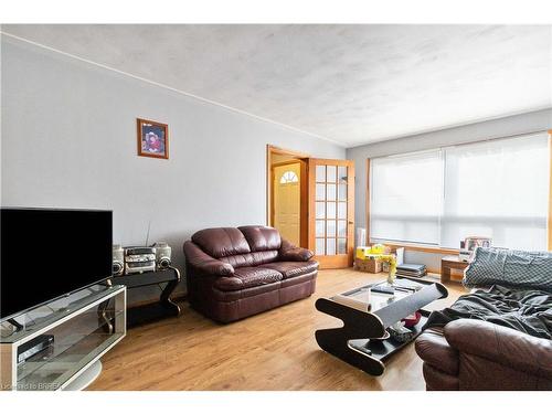 19 Spring Street, Brantford, ON - Indoor Photo Showing Living Room
