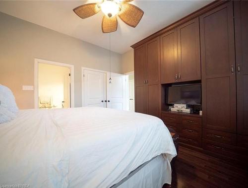 10-68 Fairview Drive, Brantford, ON - Indoor Photo Showing Bedroom
