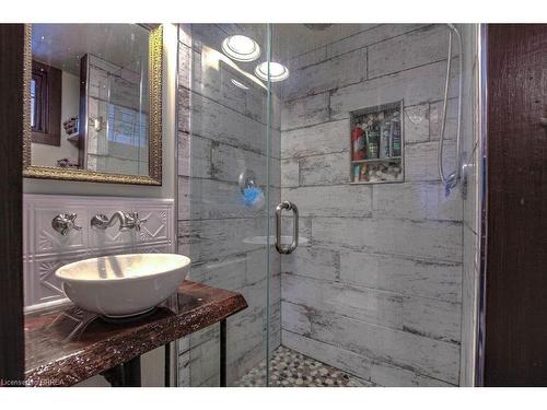 52 Grand River Street S, Paris, ON - Indoor Photo Showing Bathroom