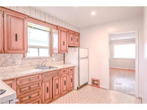 1025 Central Avenue, Hamilton, ON - Indoor Photo Showing Kitchen