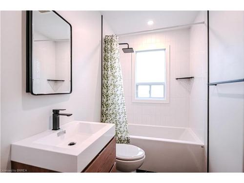 1025 Central Avenue, Hamilton, ON - Indoor Photo Showing Bathroom