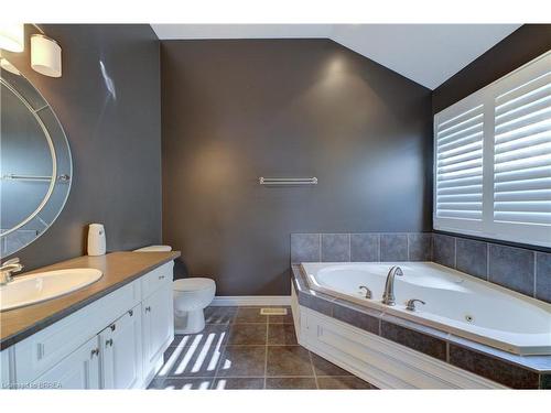 215 Dundas Street W, Paris, ON - Indoor Photo Showing Bathroom