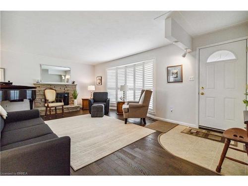 203 Memorial Drive, Brantford, ON - Indoor Photo Showing Living Room