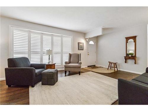 203 Memorial Drive, Brantford, ON - Indoor Photo Showing Living Room