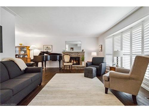 203 Memorial Drive, Brantford, ON - Indoor Photo Showing Living Room