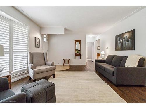 203 Memorial Drive, Brantford, ON - Indoor Photo Showing Living Room