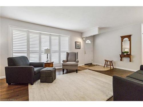 203 Memorial Drive, Brantford, ON - Indoor Photo Showing Living Room