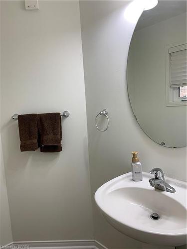 90 Barrett Avenue, Brantford, ON - Indoor Photo Showing Bathroom