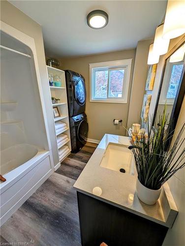 104 Catharine Avenue, Brantford, ON - Indoor Photo Showing Bathroom