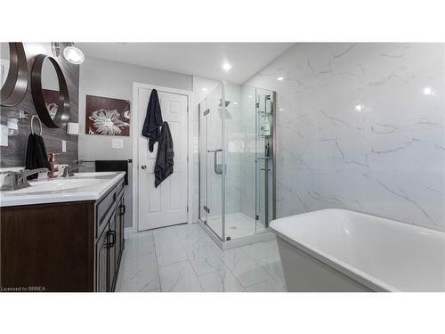 44 Albemarle Street, Brantford, ON - Indoor Photo Showing Bathroom