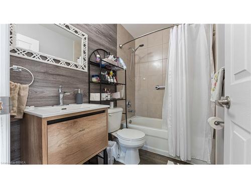 44 Albemarle Street, Brantford, ON - Indoor Photo Showing Bathroom