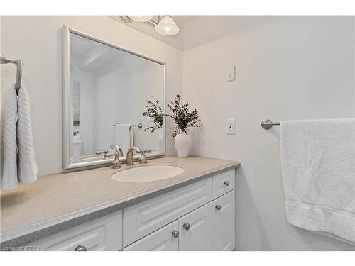 11-115 Glenwood Drive, Brantford, ON - Indoor Photo Showing Bathroom