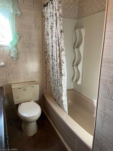 215 Chapel Street, Simcoe, ON - Indoor Photo Showing Bathroom