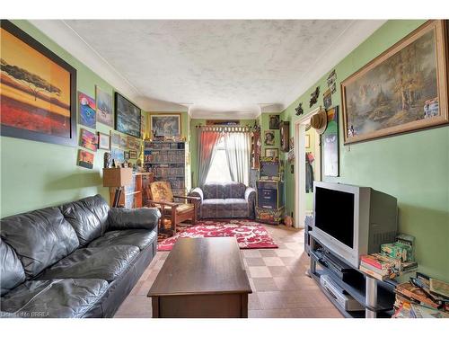 102 Grand River Avenue, Brantford, ON - Indoor Photo Showing Living Room