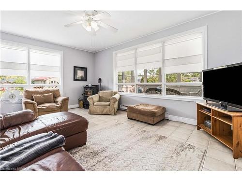 21 Head Street, Turkey Point, ON - Indoor Photo Showing Living Room