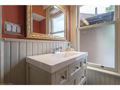 15 Egerton Street, Brantford, ON - Indoor Photo Showing Bathroom