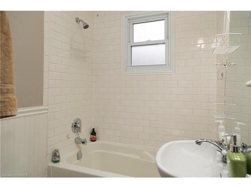 448 Wellington Street, Brantford, ON - Indoor Photo Showing Bathroom