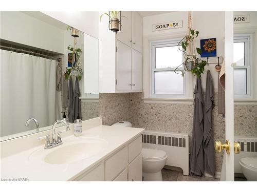 5 Charles Street, Simcoe, ON - Indoor Photo Showing Bathroom