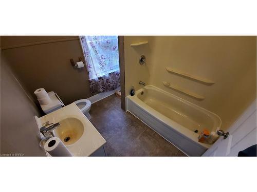 29/31 London Street, Tillsonburg, ON - Indoor Photo Showing Bathroom