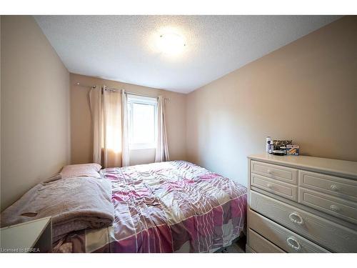 F-153 Brantwood Park Road, Brantford, ON - Indoor Photo Showing Bedroom