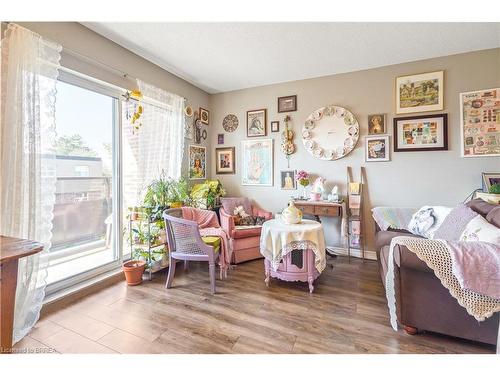 302-648 Grey Street, Brantford, ON - Indoor Photo Showing Living Room