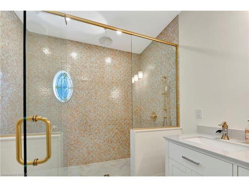 38 Dufferin Avenue, Brantford, ON - Indoor Photo Showing Bathroom