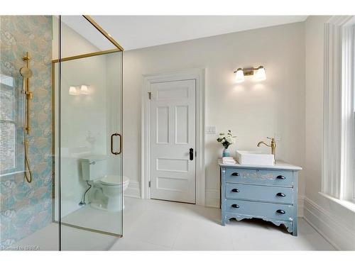 38 Dufferin Avenue, Brantford, ON - Indoor Photo Showing Bathroom