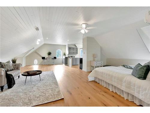38 Dufferin Avenue, Brantford, ON - Indoor Photo Showing Bedroom