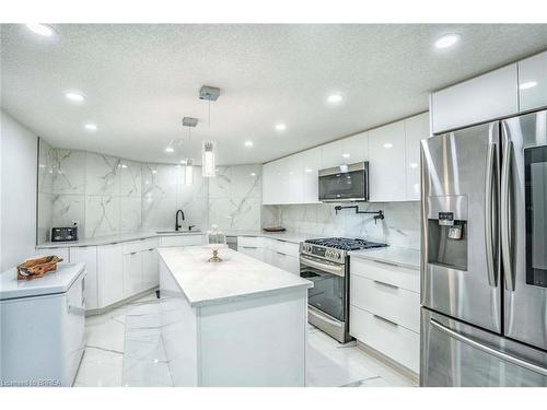 19 Zavarella Court, Paris, ON - Indoor Photo Showing Kitchen With Upgraded Kitchen