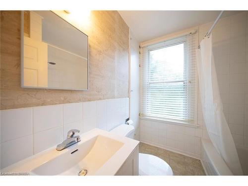 6 Alfred Street, Brantford, ON - Indoor Photo Showing Bathroom