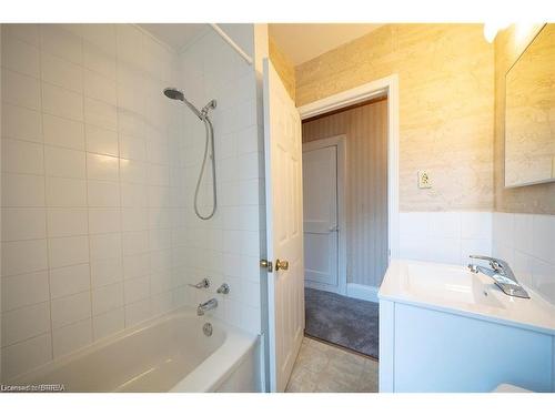 6 Alfred Street, Brantford, ON - Indoor Photo Showing Bathroom