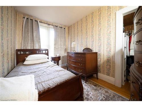 6 Alfred Street, Brantford, ON - Indoor Photo Showing Bedroom