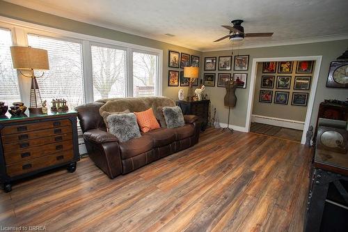 111 Tutela Heights Road, Brantford, ON - Indoor Photo Showing Living Room