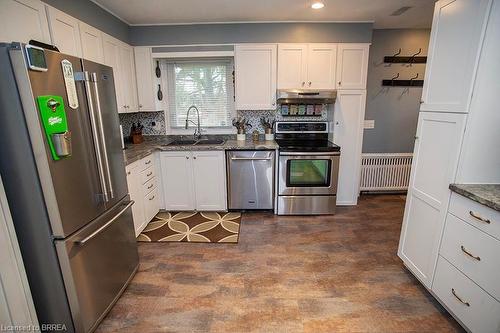 111 Tutela Heights Road, Brantford, ON - Indoor Photo Showing Kitchen