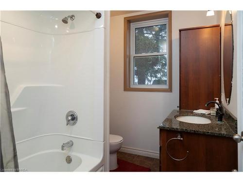 1374 Windham Road 12, Simcoe, ON - Indoor Photo Showing Bathroom
