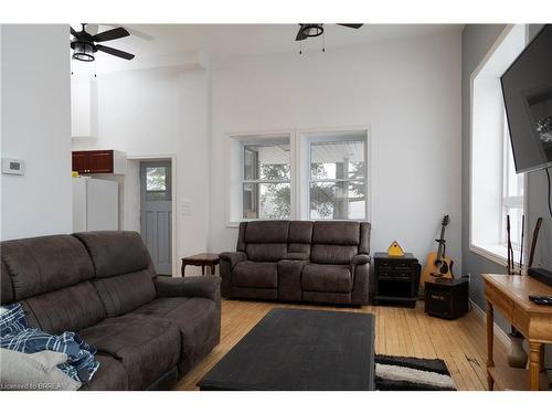 1374 Windham Road 12, Simcoe, ON - Indoor Photo Showing Living Room