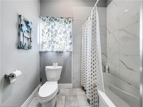 38 Richardson Street, Brantford, ON - Indoor Photo Showing Bathroom