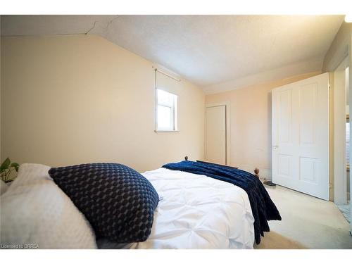 13 Huron Street, Brantford, ON - Indoor Photo Showing Bedroom
