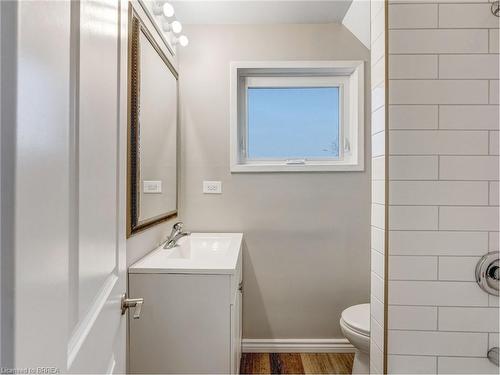 15 Edward Street, Brantford, ON - Indoor Photo Showing Bathroom