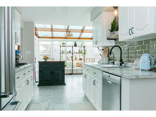 8 Oxbow Lane, Brantford, ON - Indoor Photo Showing Kitchen