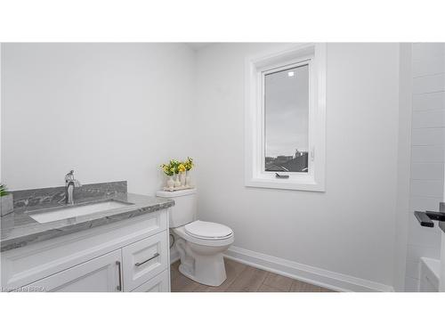 18 Peachleaf Lane, Waterford, ON - Indoor Photo Showing Bathroom